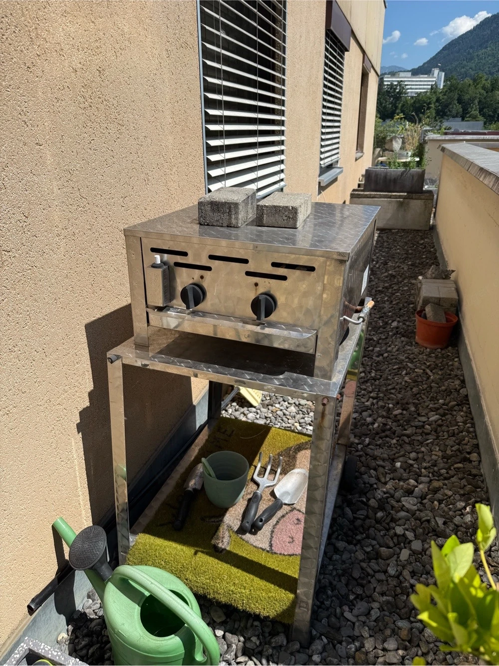 Gasgriller auf Chromgestell