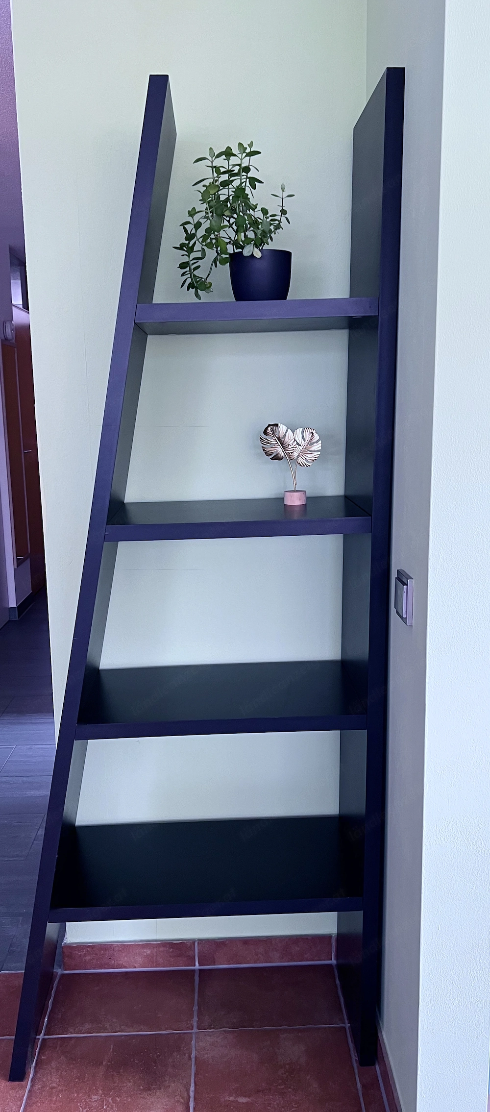 Modernes Mömax Schrägregal schwarz   Bücherregal