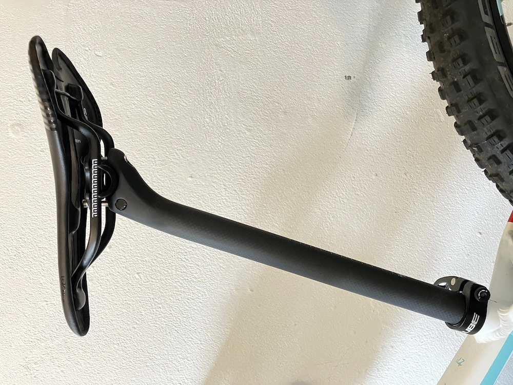 Bike-Sattel samt Stütze Carbon