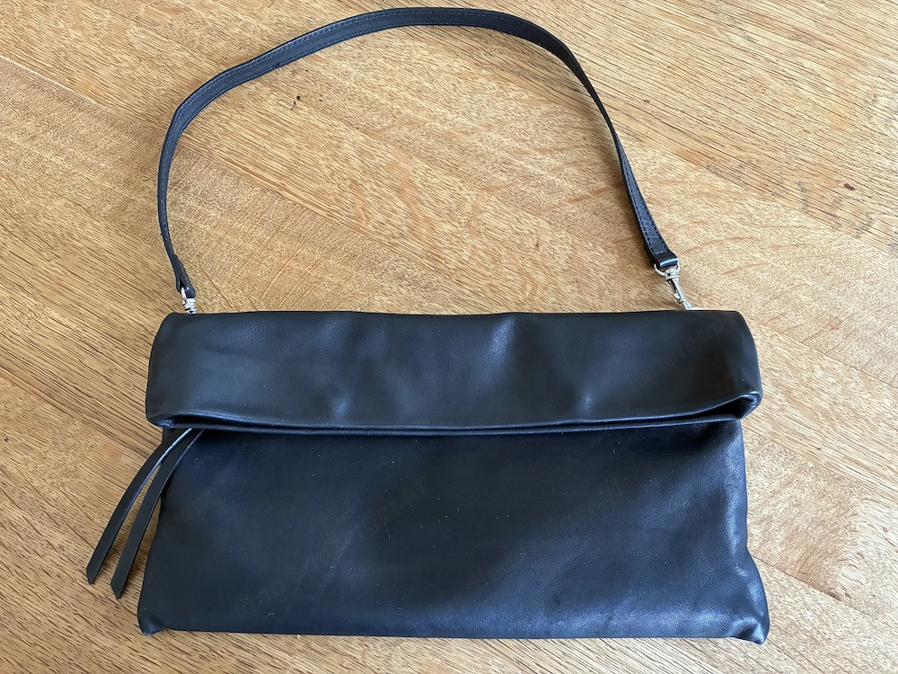kleine Umhängetasche in schwarzem Leder