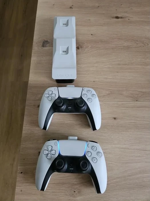 PlayStation 5 Slim (PS5) 1 TB mit Festplatte + 2 Controller + Ladestation + 3 Spiele