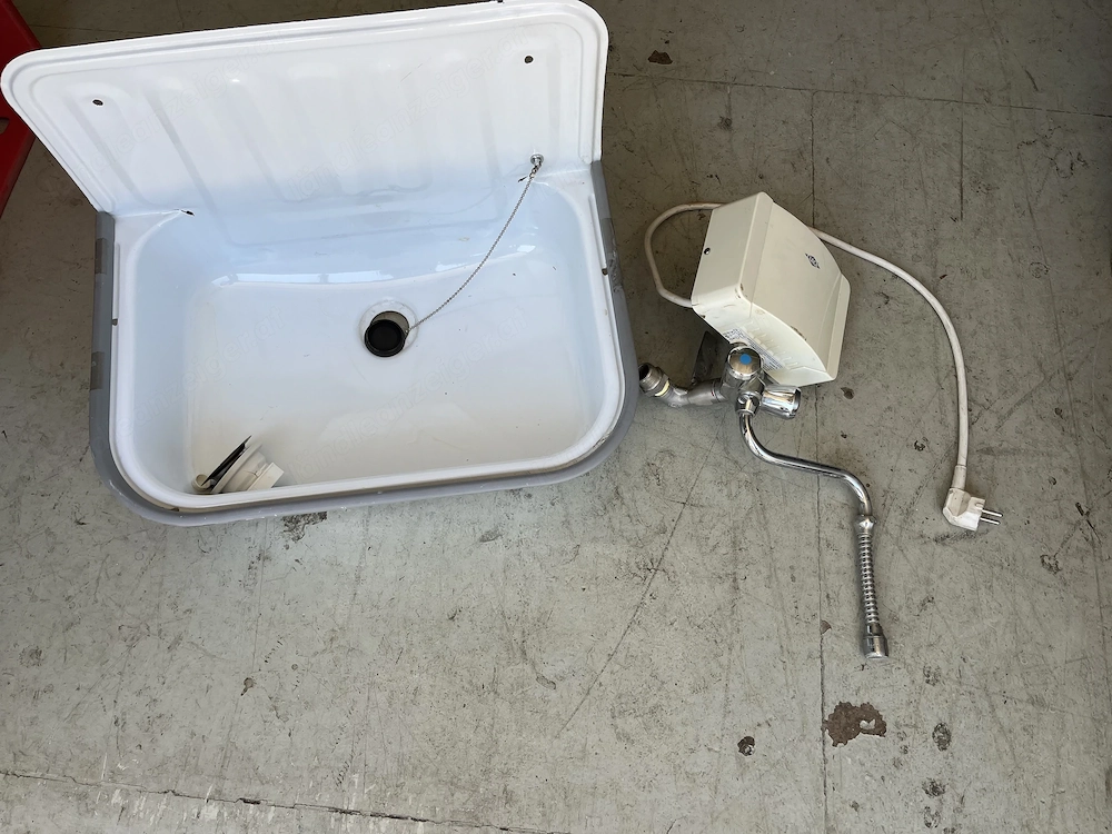 Waschbecken mit intigriertem Boiler 