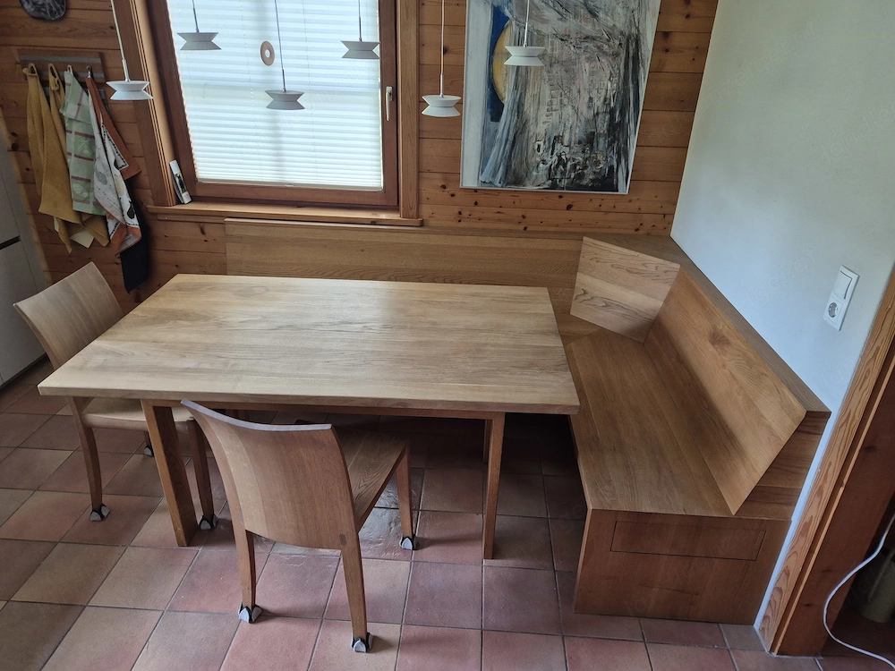 Eckbank, Tisch und 2 Stühle aus Vollholz Eiche