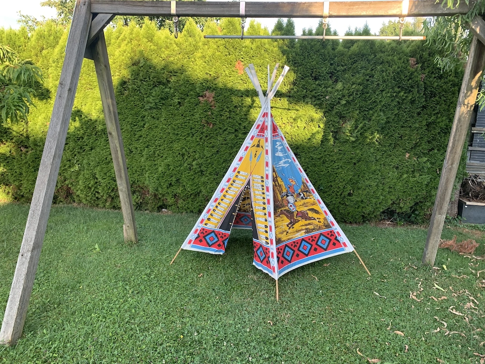 Tipi Zelt aus Stoff mit Bambusstangen