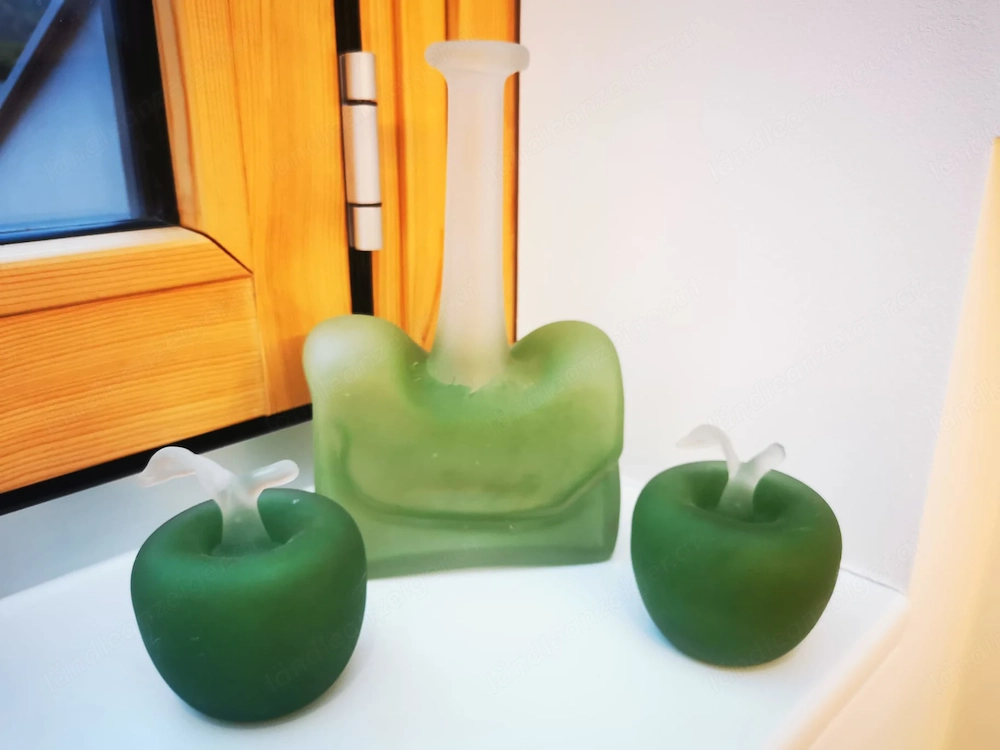 Dekorative Glasvase mit 2 Glasäpfeln   mattiertes grünes Glas