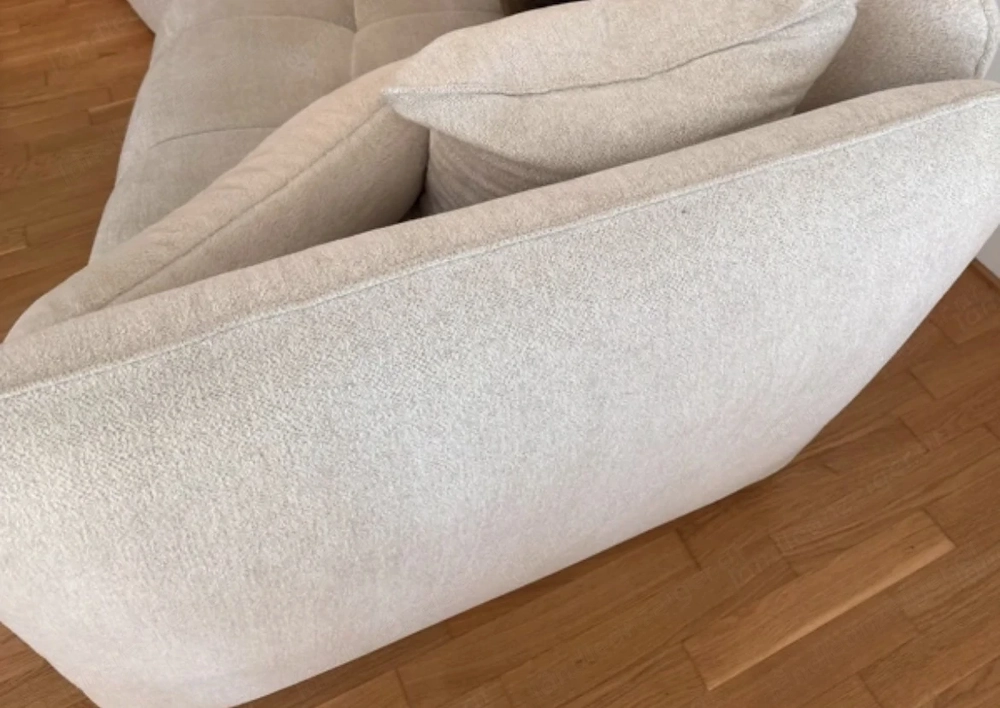 Sofa in der Farbe Creme mit großen Hocker 