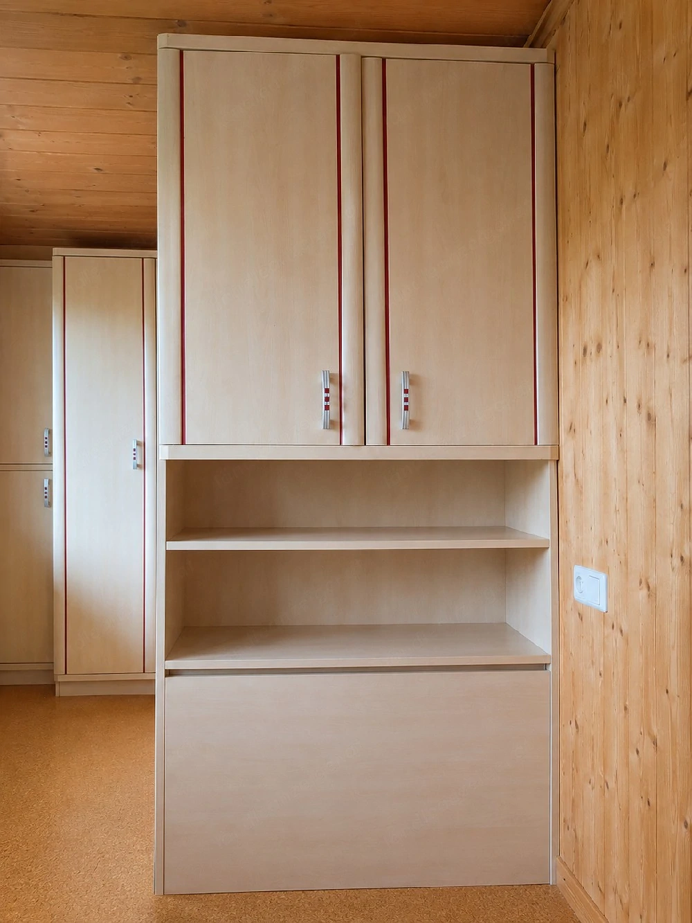 Holzschrank