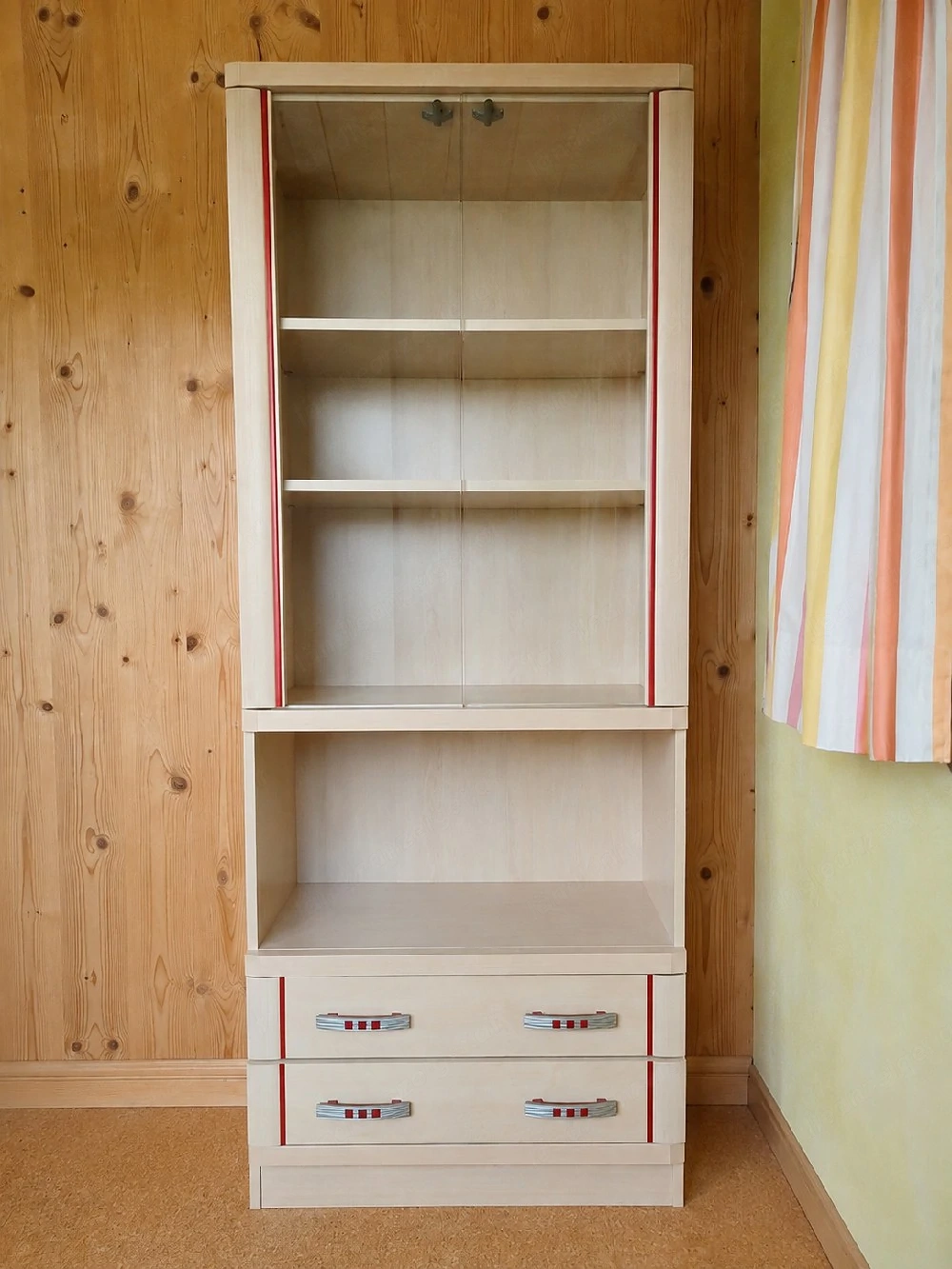 Holzschrank mit Glasfront