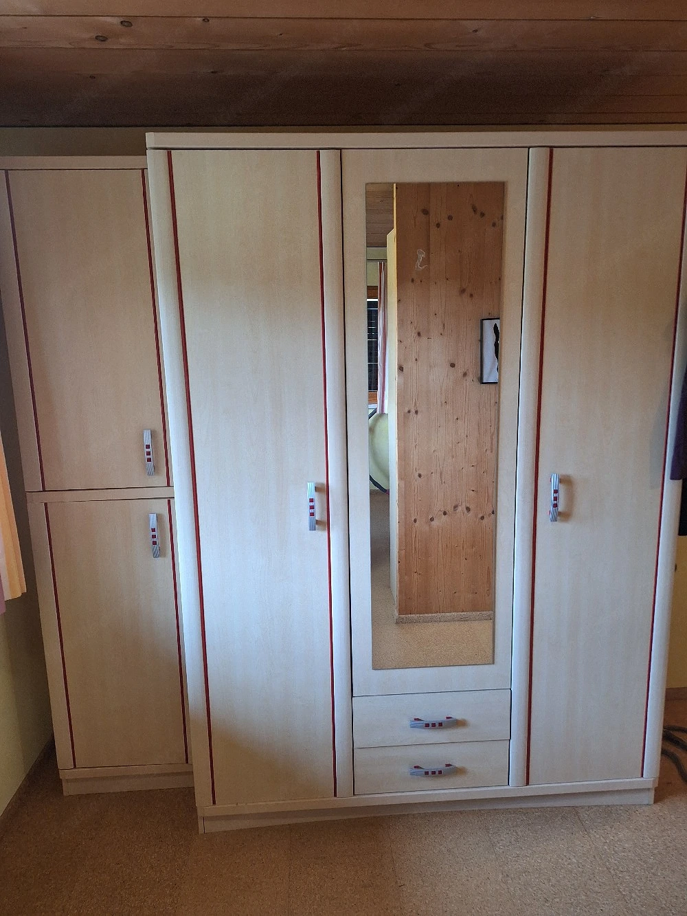 Kleiderschrank aus Holz