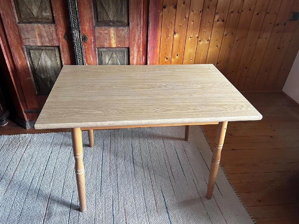Holztisch mit Stühlen
