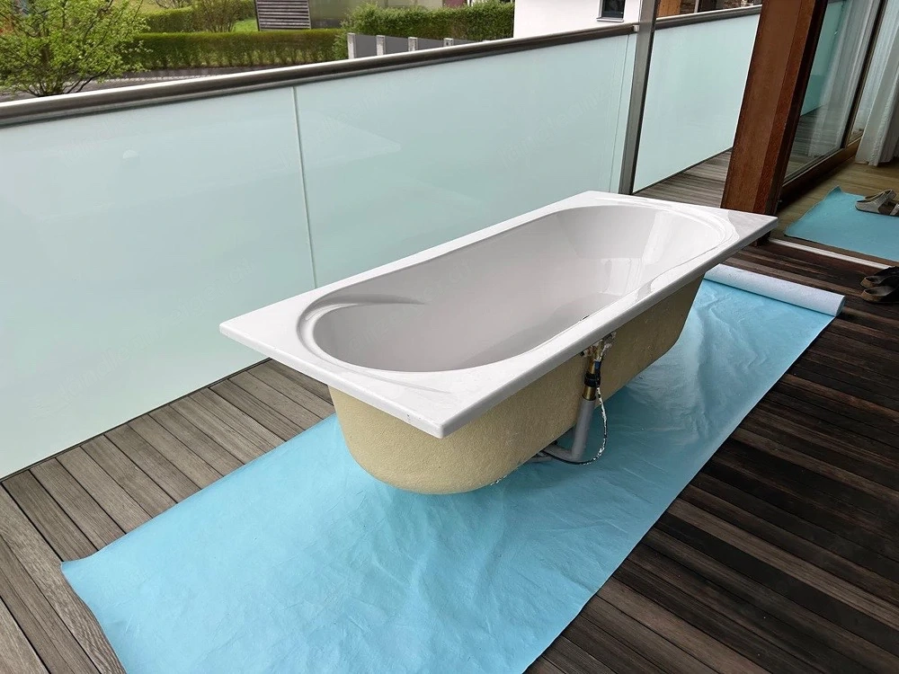 Badewanne mit Ablaufgaenitur und Wandarmatur