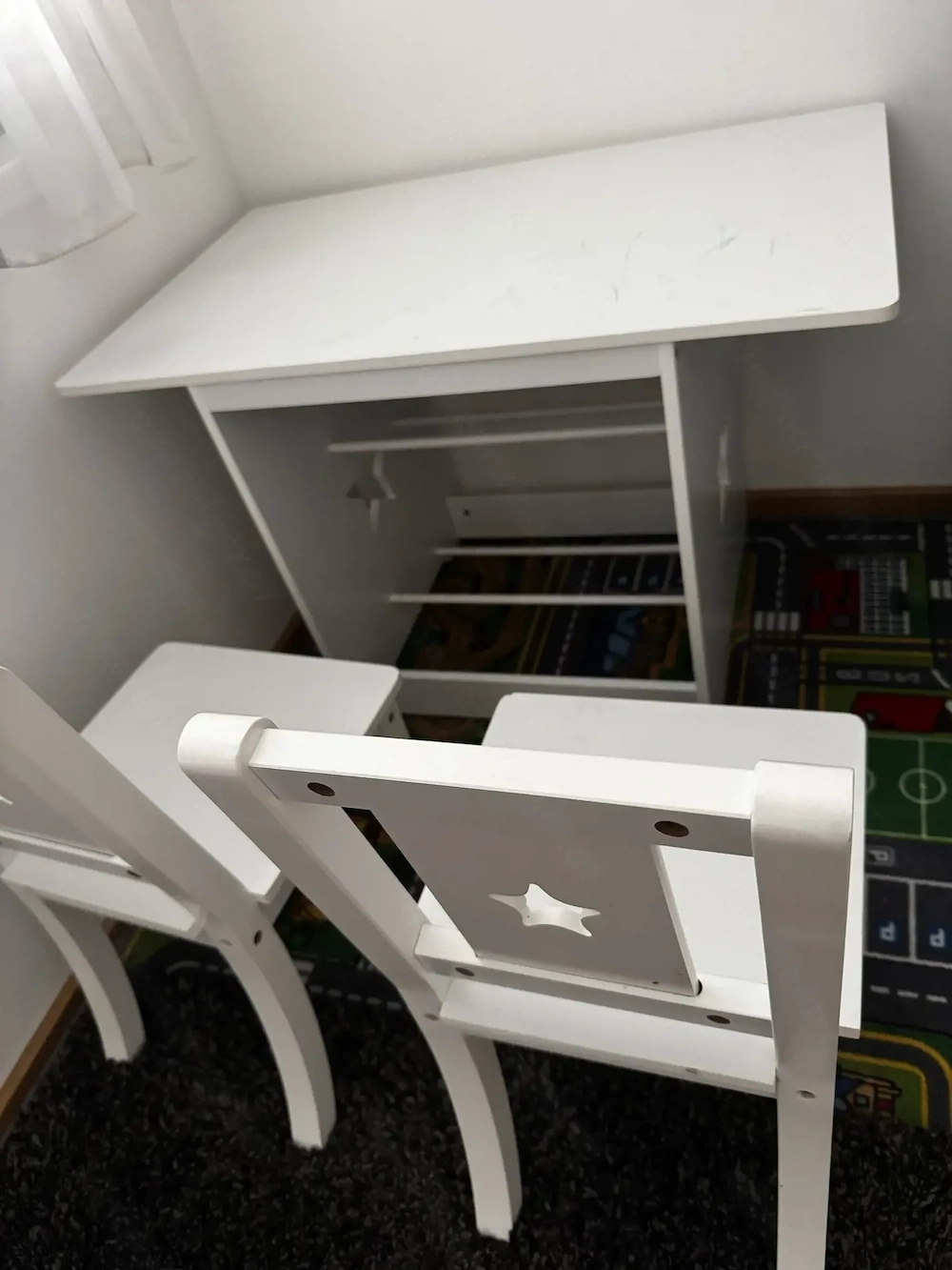 Kindertisch und 2 Stühle