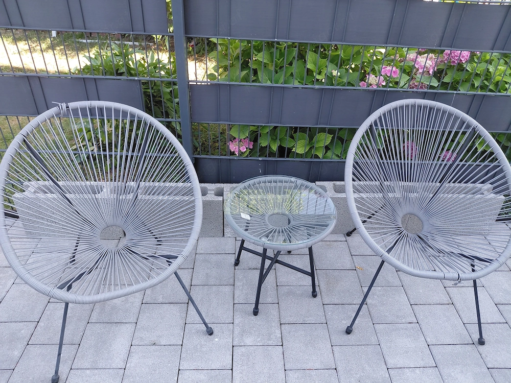2 Gartenstühle und ein Tisch