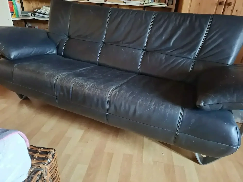 Dunkles Ledersofa abzugeben