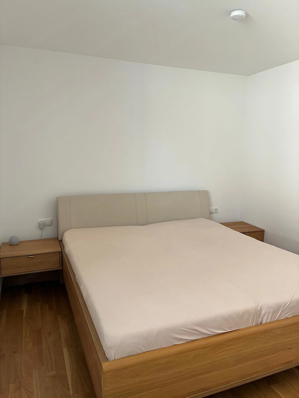 Bett mit Lattenrost und Matratzen
