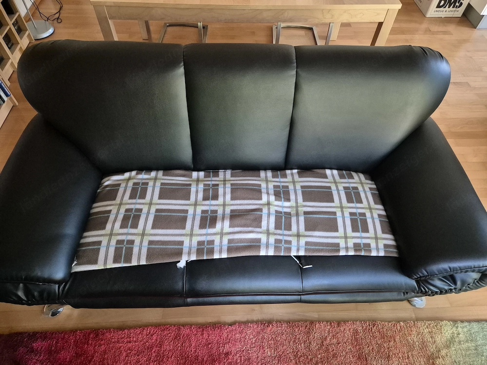 schwarze Couch aus Kunstleder