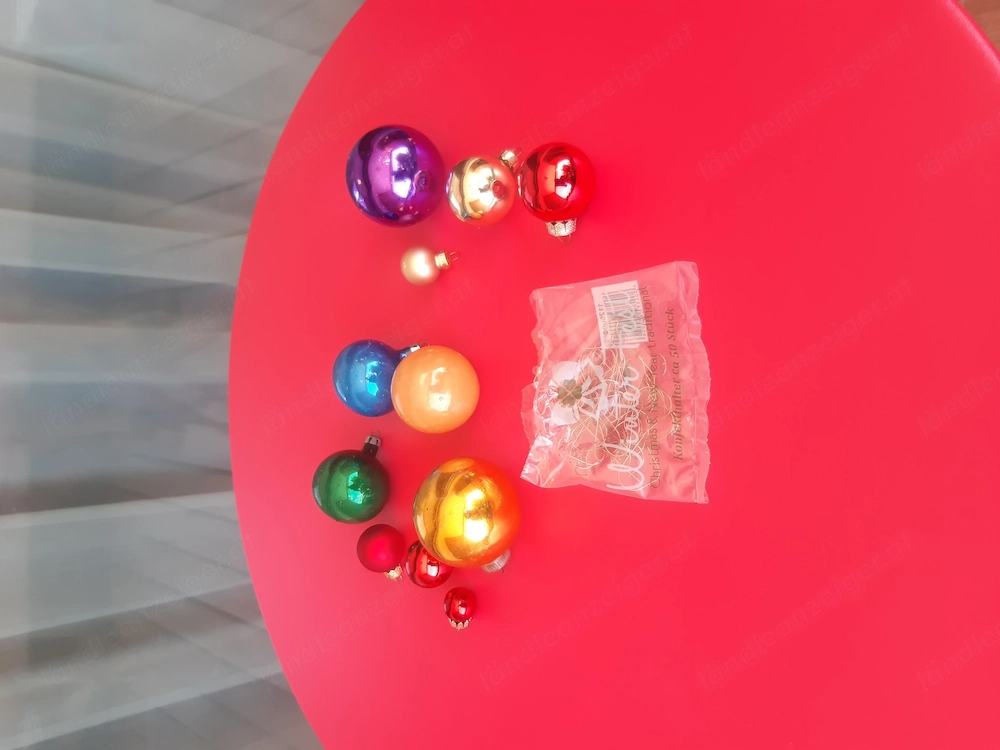 Weihnachts Kugeln in verschiedenen Farben 