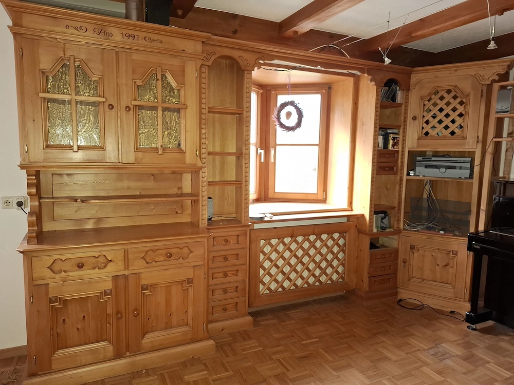 Montafoner Holzschrank mit geschnitzten Elementen