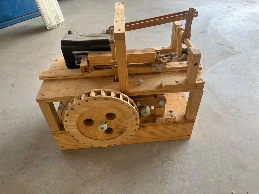 Miniatursäge aus Holz