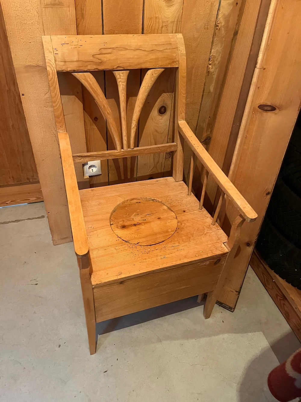 Holzstuhl zu verschenken