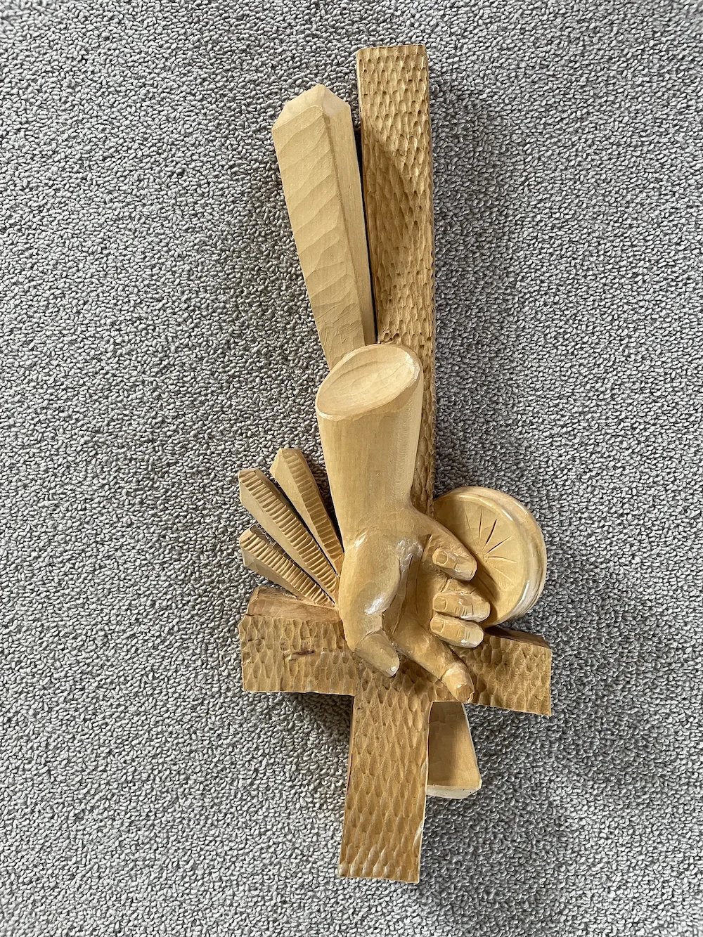 Kreuz geschnitzt aus Lindenholz 