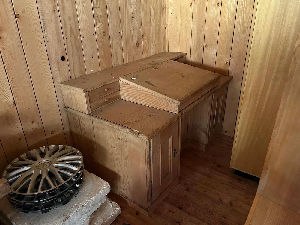 Holzschreibtisch
