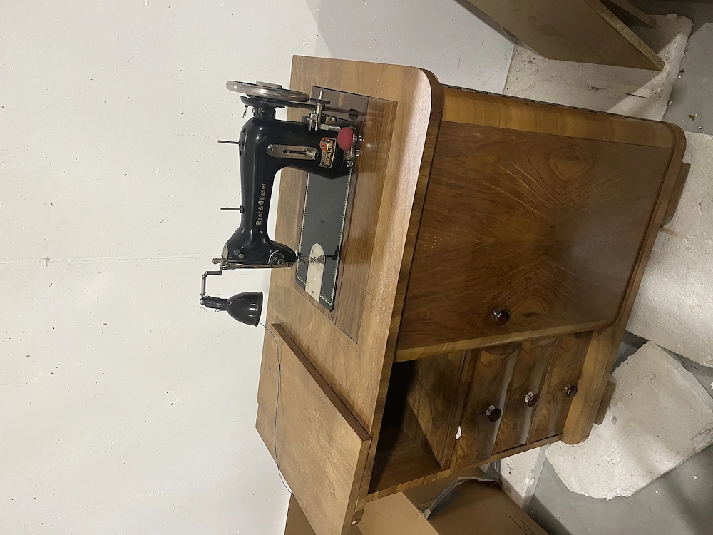 Nähmaschine mit Kasten 