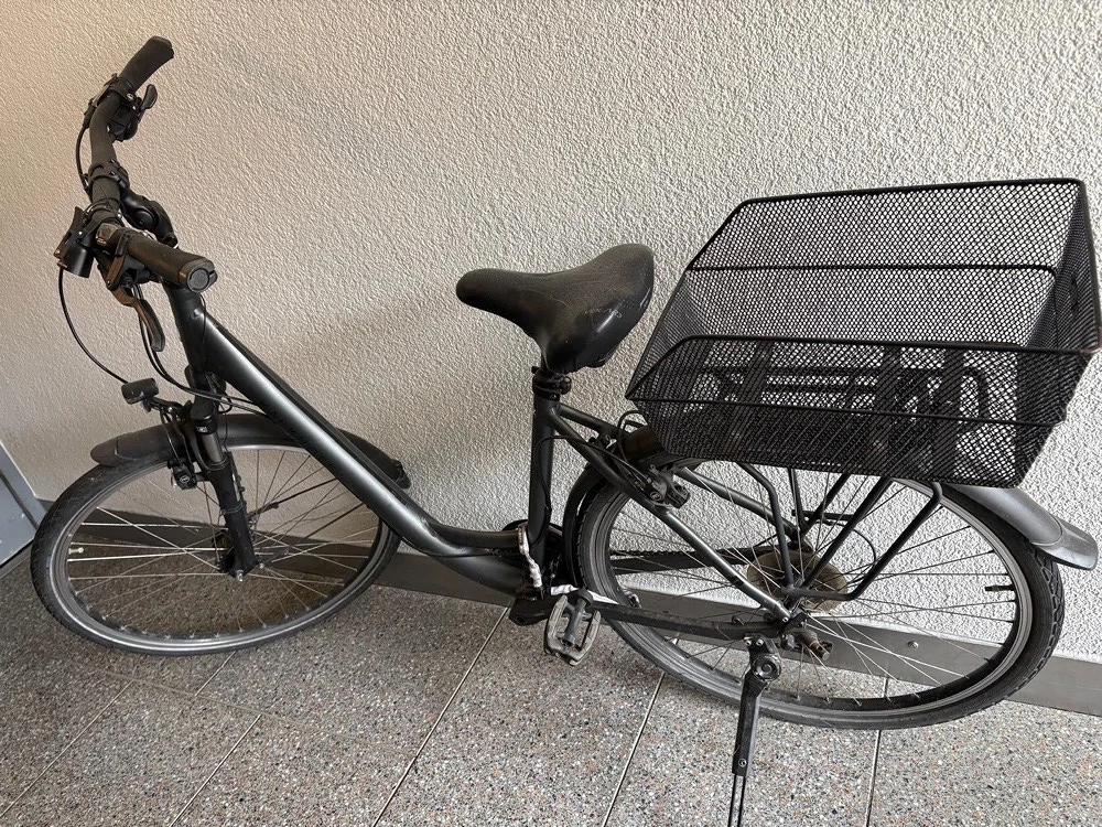 Citybike 21-Gang mit großem Gepäckkorb   fahrbereit