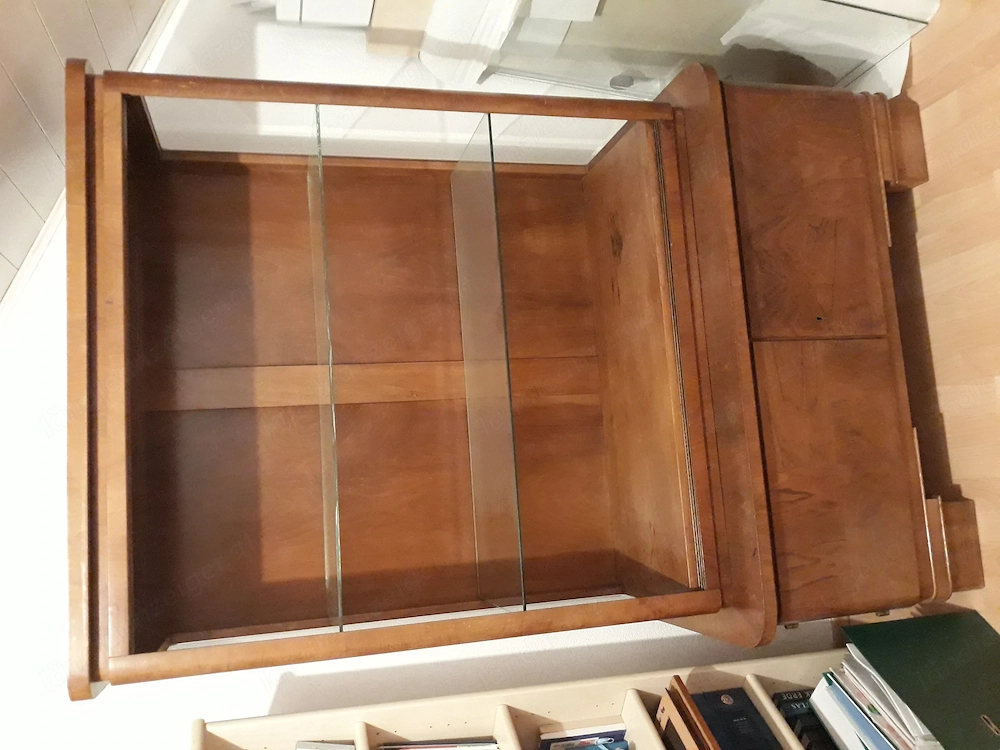 Schöner, alter Vitrinenschrank