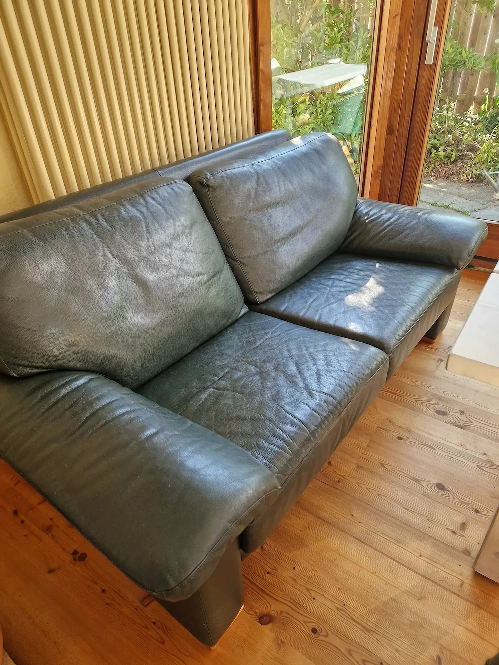 Dunkelgrünes Ledersofa