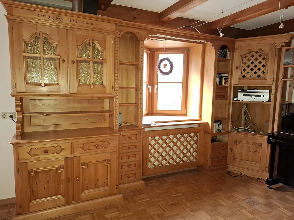 Montafonerschrank mit geschnitzten Elementen
