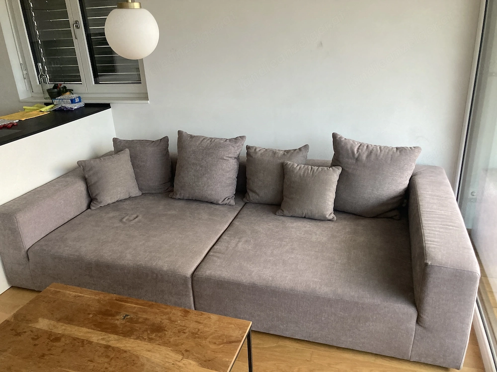 Gemütliche Couch, auch als Bett verwendbar, inklusive Kissen, wahlweise mit Couchtisch