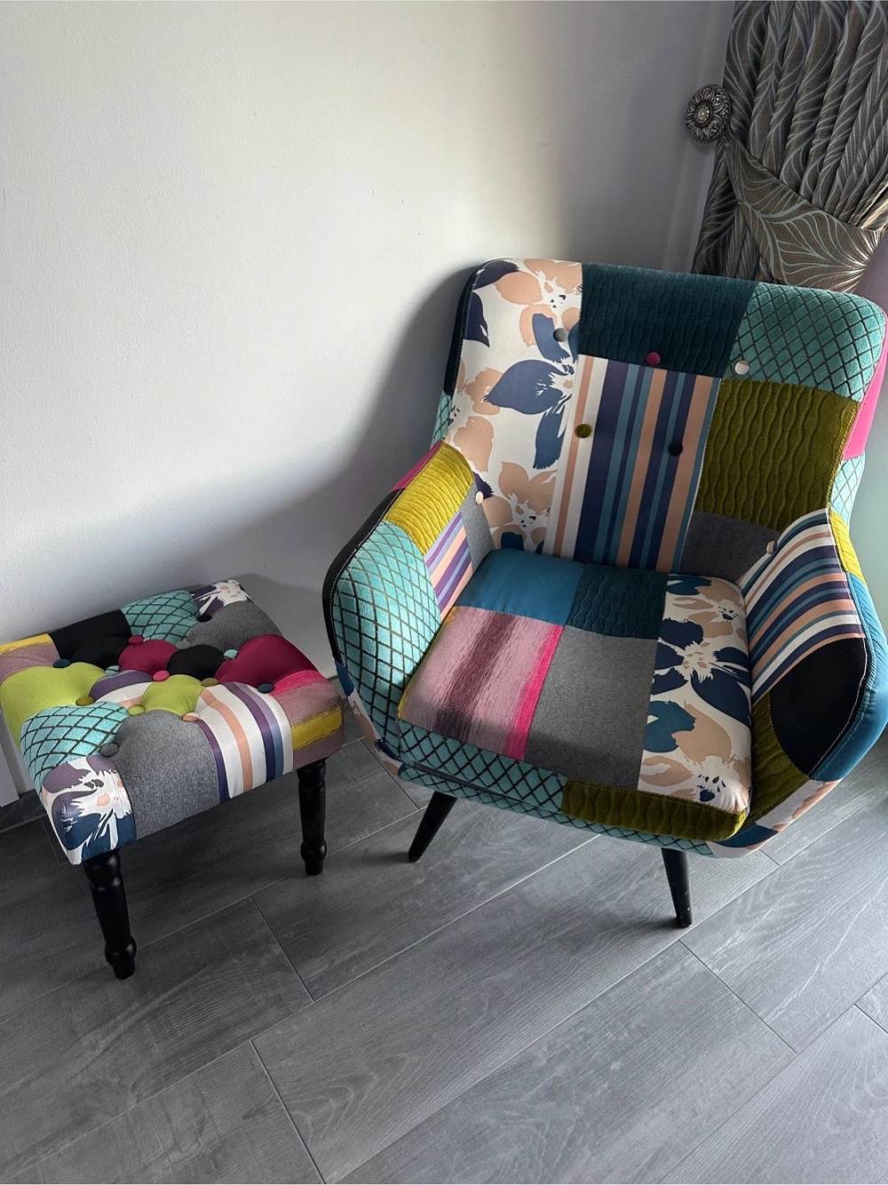 Bunter Patchwork-Sessel mit Hocker