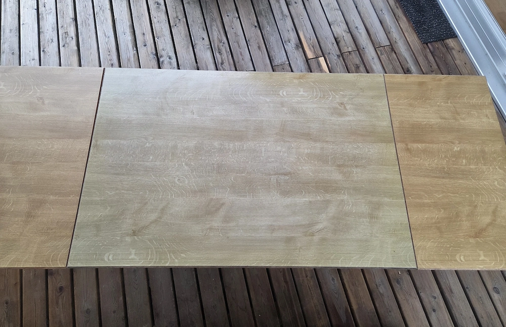Ausziehbarer Holz-Furniertisch