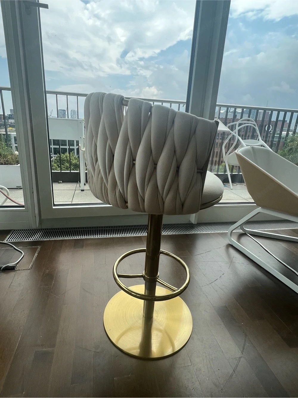 Edle Barhocker in Samtoptik, höhenverstellbar in Beige goldener Metallgestell