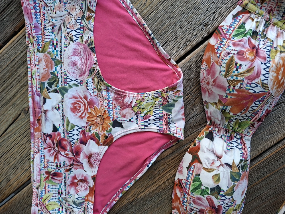 Bunter jugendlicher Bikini