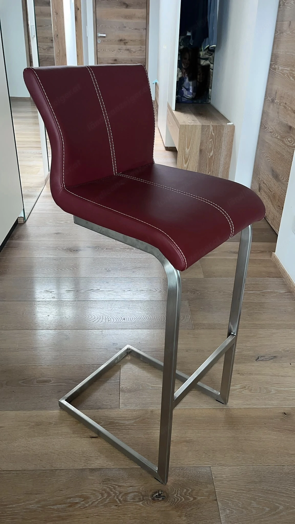 4 Barhocker und Glasbeistelltisch