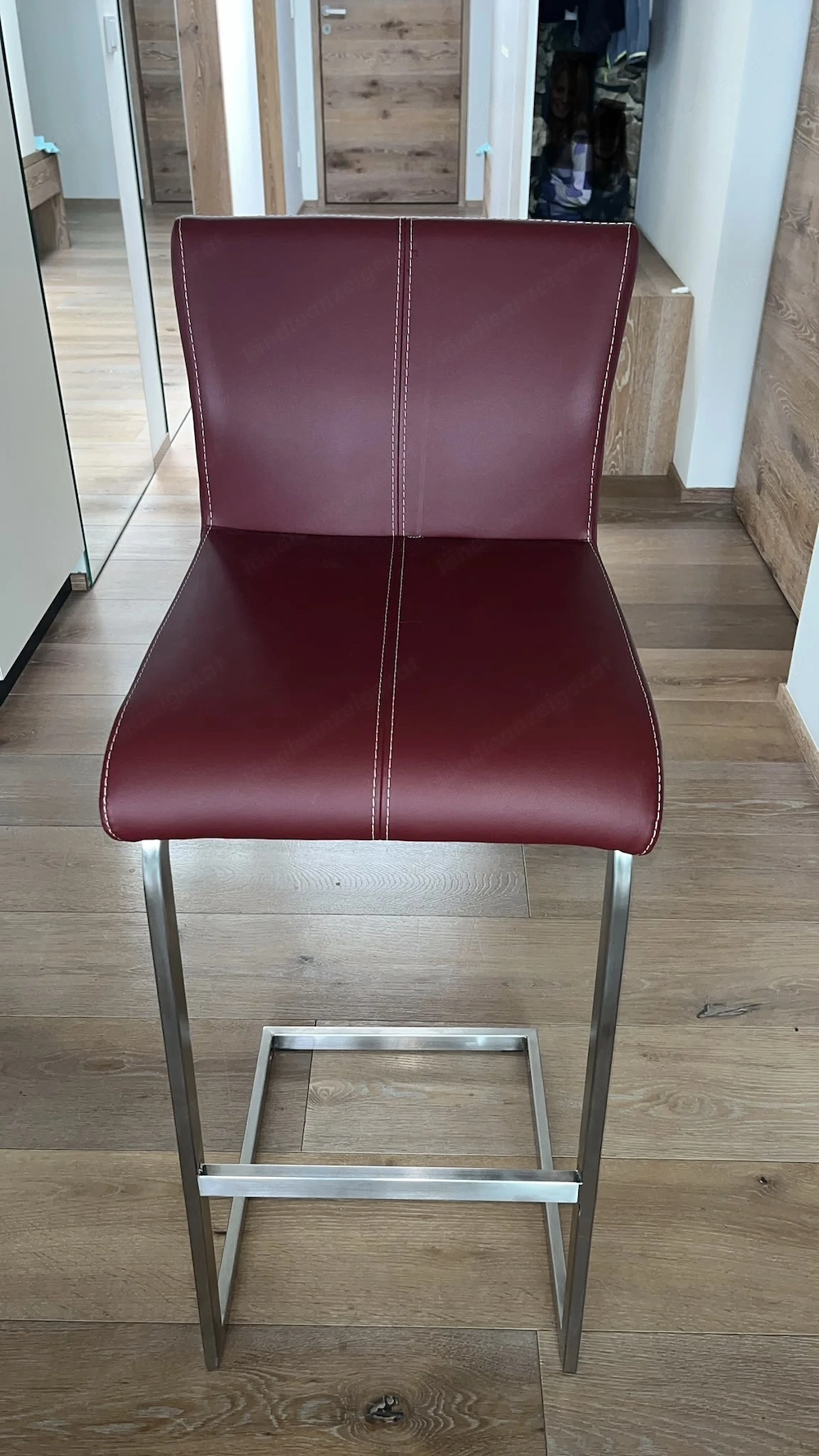 Barhocker und Glasbeistelltisch