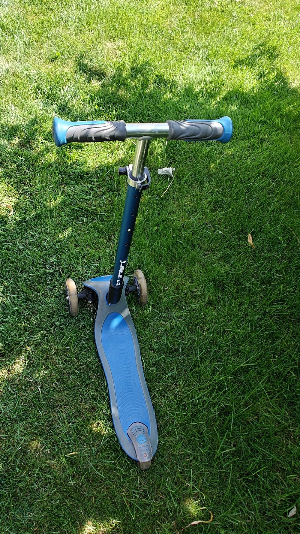 Roller mit vorne zwei Rädern 