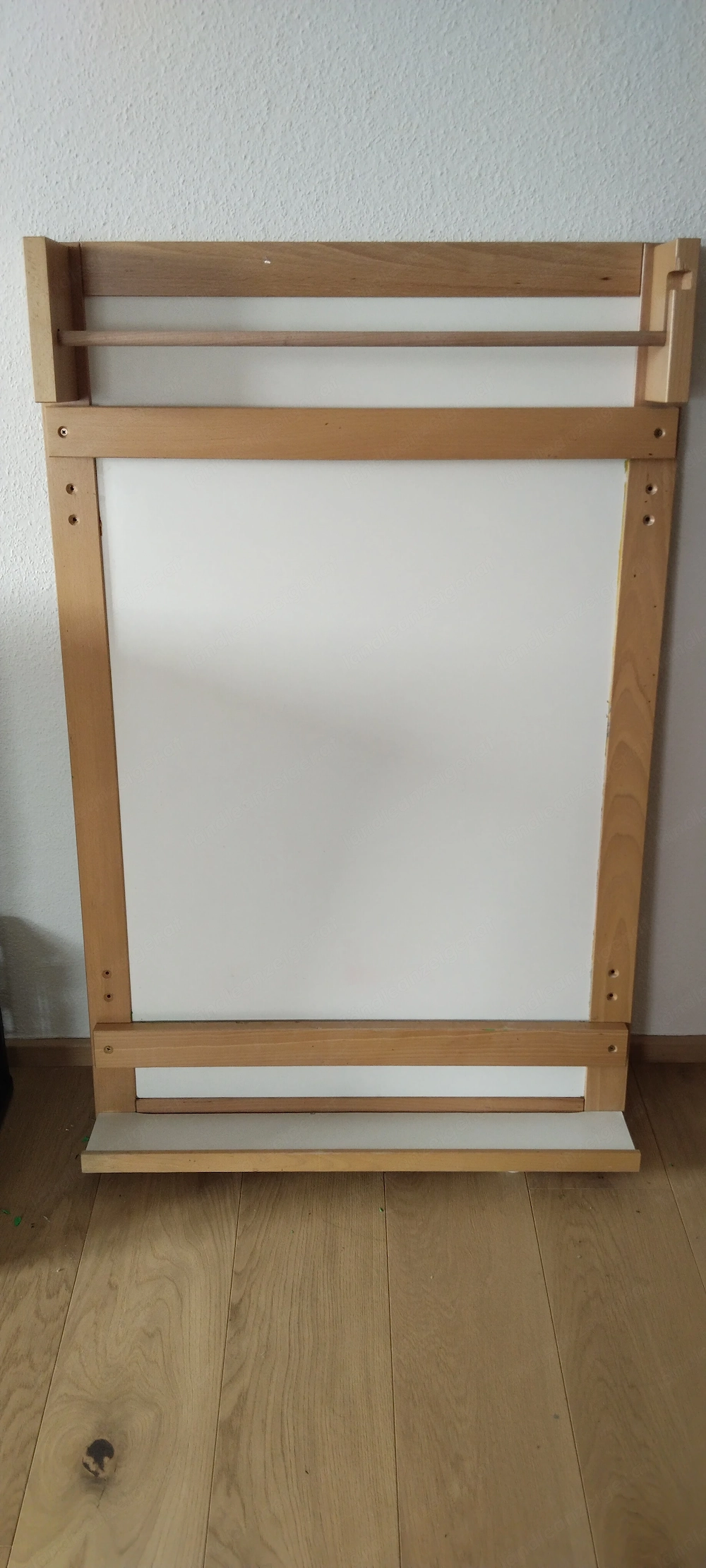 Malwand aus Holz zum Aufhängen mit Papierrolle
