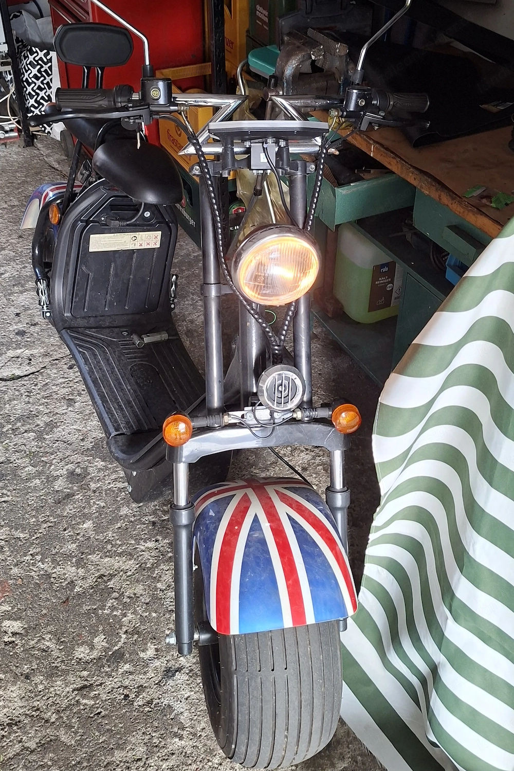 ElektroScooter mit Sitz und Beleuchtung