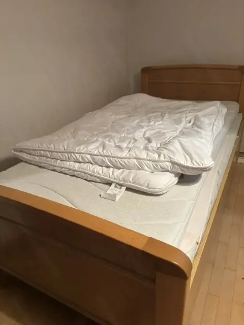 Neuwertiges Einzelbett 80   200 cm inkl. Lattenrost und Matratze