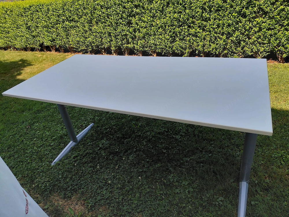 Schreibtisch und Rollcontainer - gut erhalten und robust 