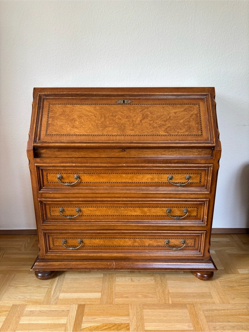 Sekretär aus Holz mit Schreibklappe und Schubladen