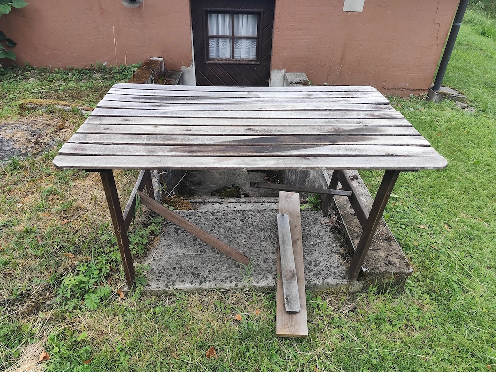 Gartentisch alter Zustand