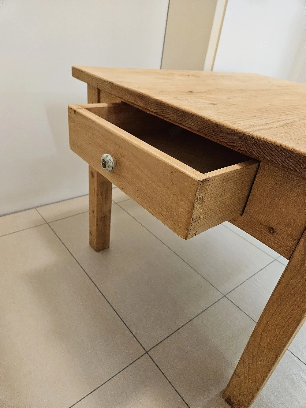 Vollholztisch mit 2 Schubladen