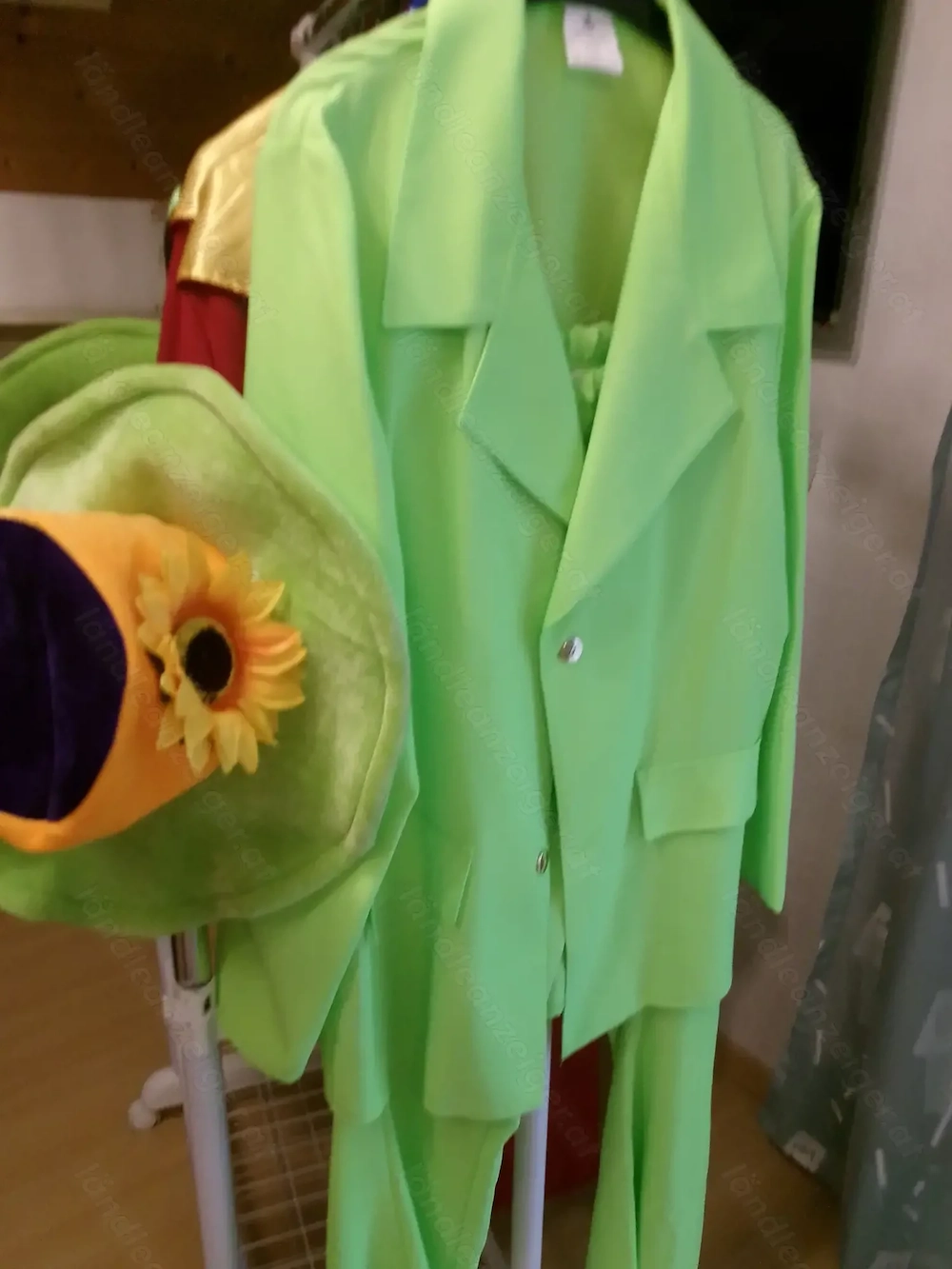 Mottokostüm neon grüner Anzug