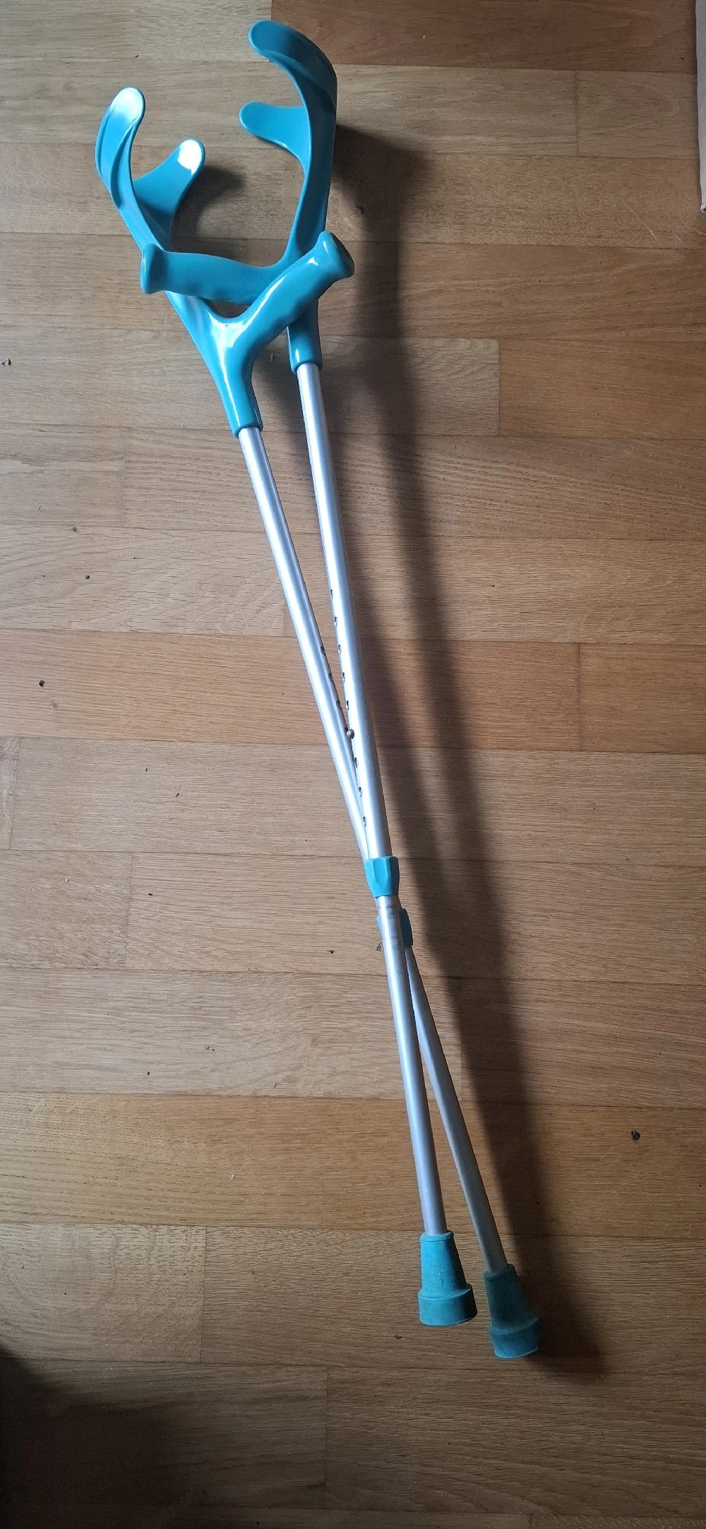 Krücken türkis