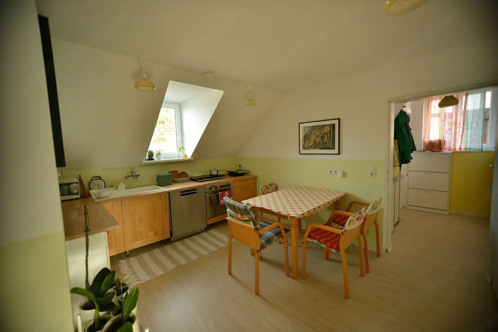 Provisionsfrei  Gemütliche 4-Zimmer-Dachgeschosswohnung mit Garten