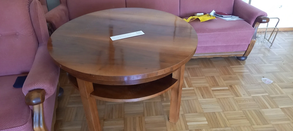 Wohnzimmerschrank und Eckbank , 2 runde Tische mit 2 Sesseln und 2 Fautelle.